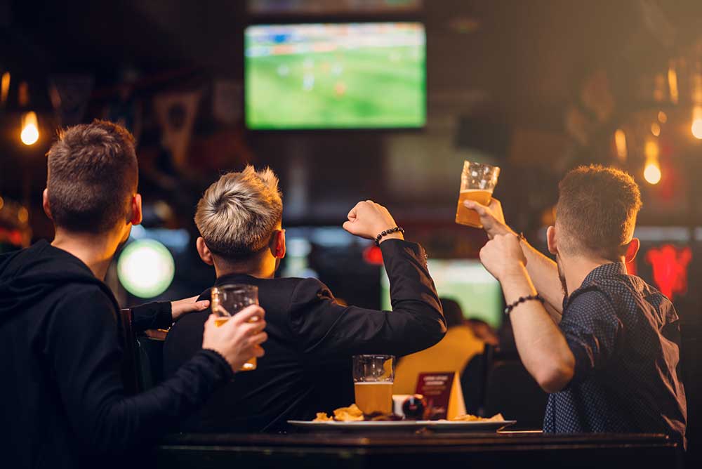people-cheering-sports-bar-restaurant
