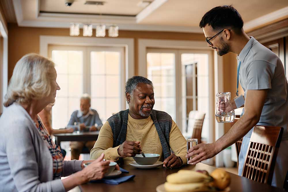 restaurant-style-dining-in-senior-living
